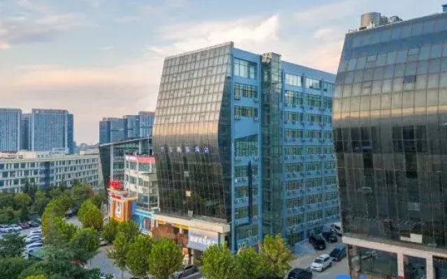 Homeinn Selected Hotel (Jinan Qilu Software Park Shuntai Plaza)
