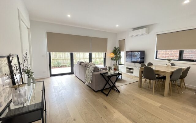 StayAU Modern 4BR Townhouse Bayswater