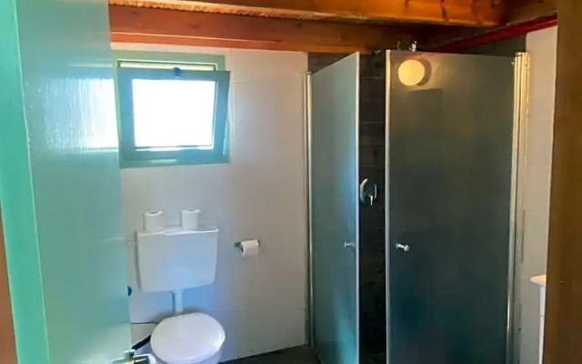 חוף גולן על שפת הכינרת אוהלים ממוזגים ובקתות עץ