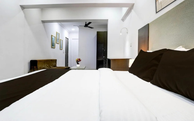 Cozy Deluxe Room Near Juhu Beach Mumbai