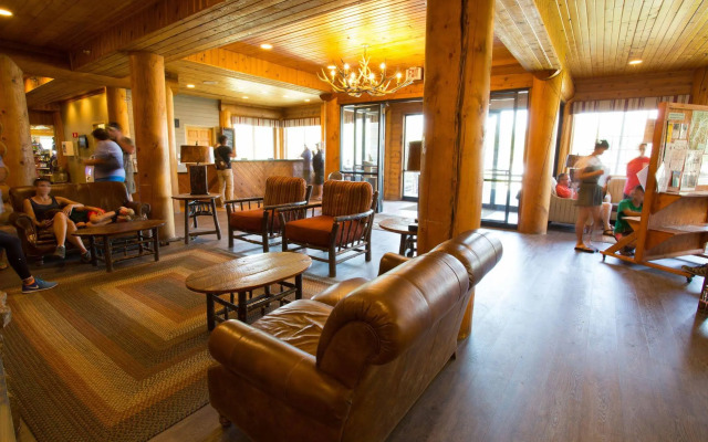 Headwaters Lodge & Cabins at Flagg Ranch