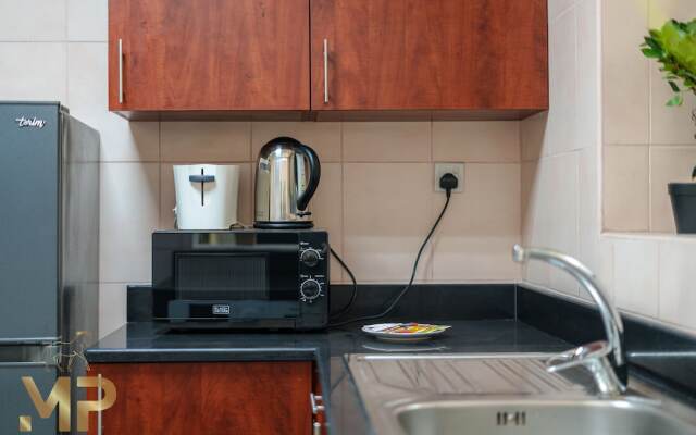 1 Bedroom Apartment with Panoramic Marina Views	