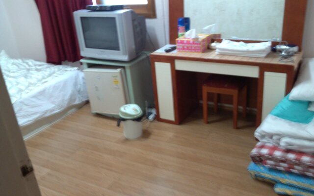 MnB Guest House - Hostel