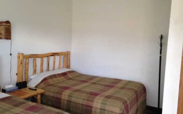 Bear's Den Lodge