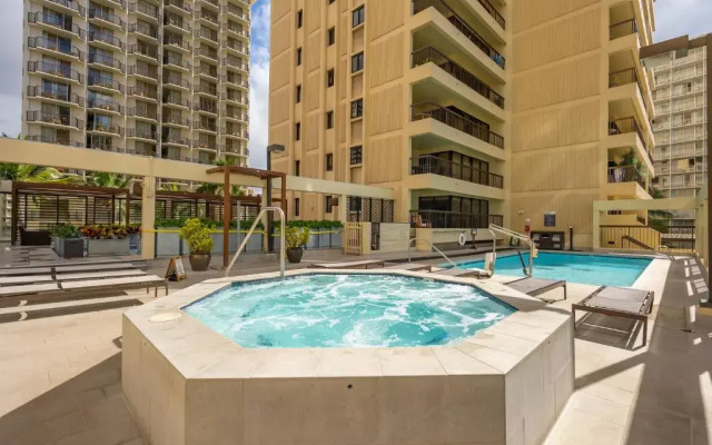 Spacious Waikiki Beach 2BR-Ocean View-Free Parking