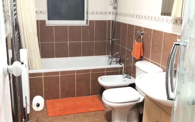 Golden Villa - Charming 3-bed House in Uxbridge