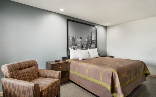 Super 8 By Wyndham Houston/Dtwn/I-610