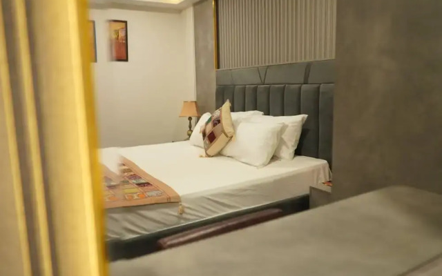Hotel de Papae Intl