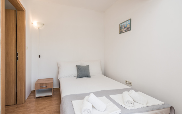 Apartment Ela 220m From the Beach