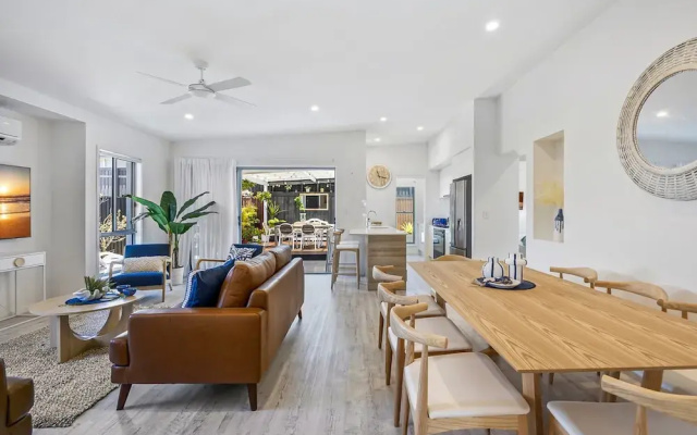Premium 4-bed Coastal Escape With BBQ and Pool
