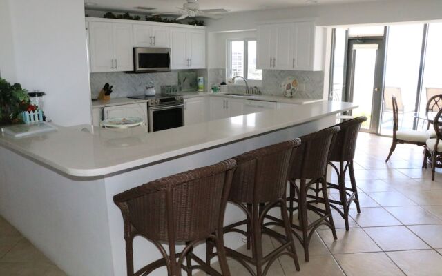 Jamaica Royale - 803 - 2 Br Condo