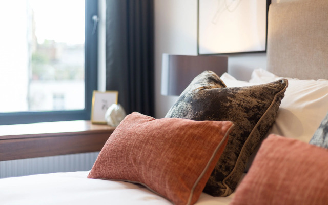 The Carlyle - Elegant Serviced Apartments