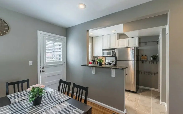 Luxurious 3br 2ba Townhouse with cozy backyard