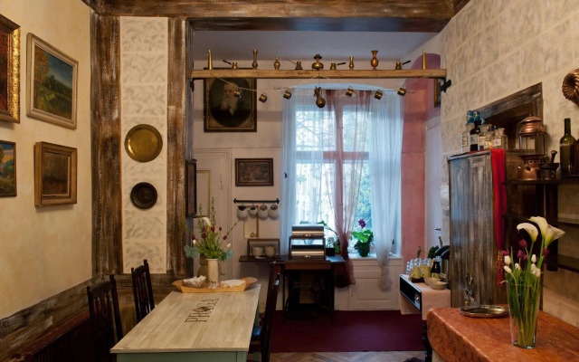 Old Time Hotel