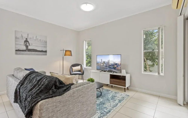 Central Cosy 2-bed With Pool and Near QUT & CBD