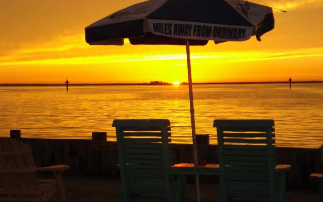 Lowes Wharf Marina Inn