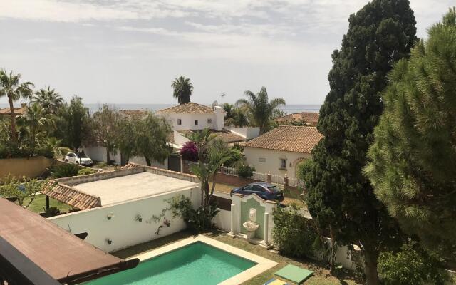 8381 - Large beach side villa in Marbella