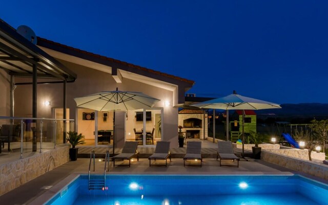 Amazing Home in Siveric with Hot Tub, Sauna & WiFi