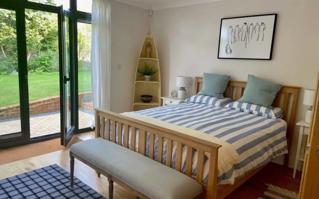 Lovely 1-bed Garden Apartment in London