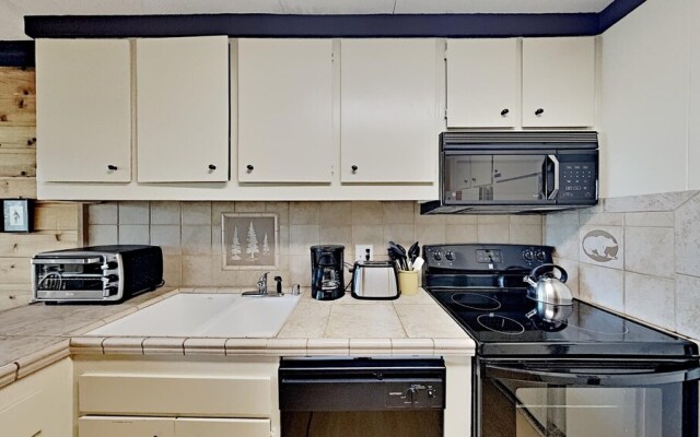 Two Bedroom Units at 1849 Condos with 3 Hot Tubs & Slopeside