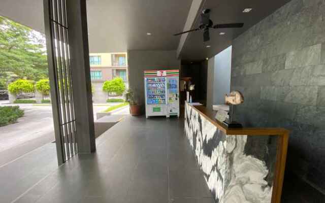 Rain Chaam Huahin by Jan Pool view เรน  หัวหิน WFH