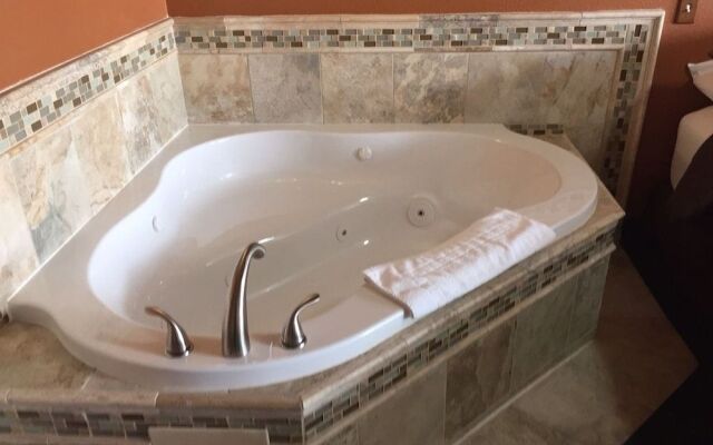 Going-To-The-Sun Inn & Suites