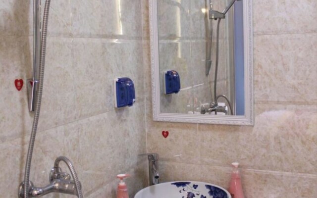 Fenghuang Nanmu Inn 1