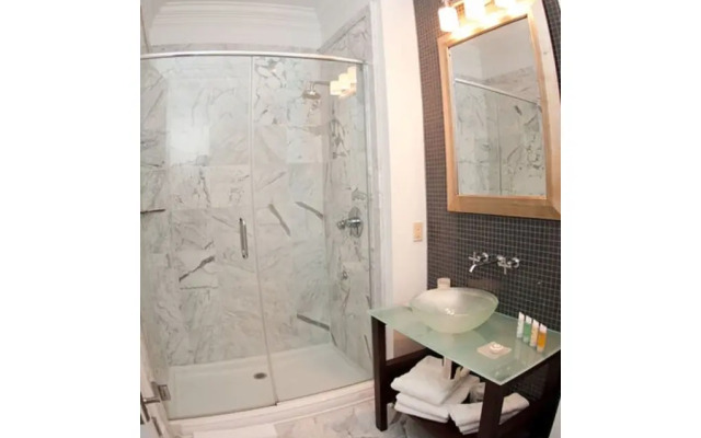 Carriage House Hotel