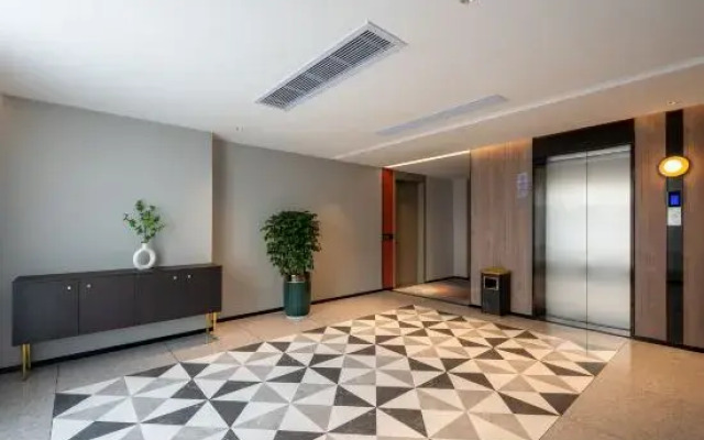 Berman Hotel (Zhanjiang Wuchuan Jiefang Middle Road Gangfeng Plaza)