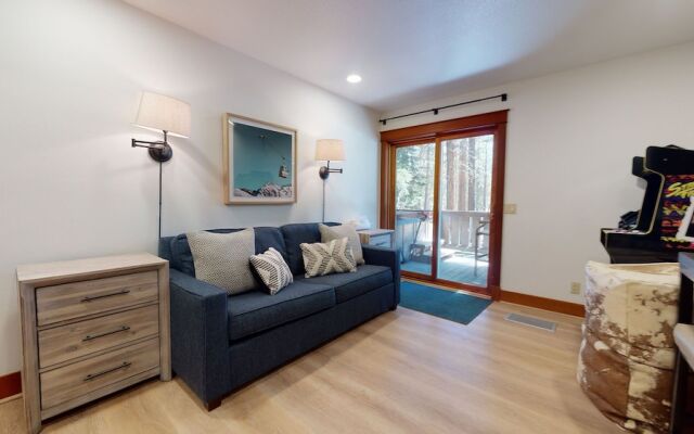 Timbers 6 Updated and Pet-Friendly, Private Jacuzzi, Private Garage by RedAwning