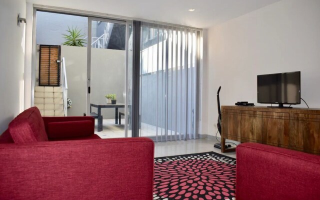 Tranquil 1 Bedroom Apartment With Sunny Courtyard