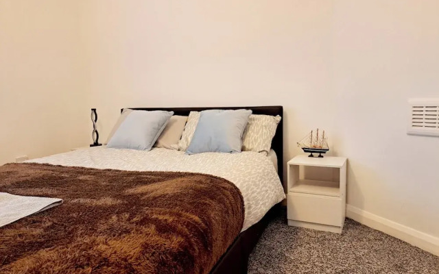2 Bedroom House in Leeds - Sleeps 5, Wifi, Parking
