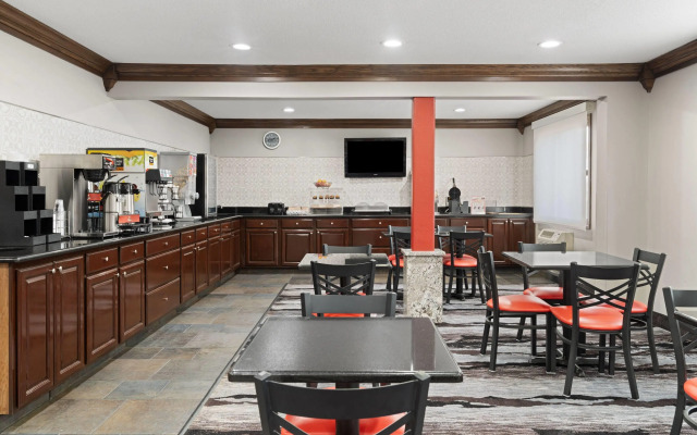 Ramada by Wyndham Cedar Rapids South