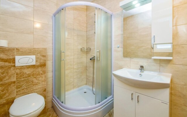 Stunning Home in Mali Rat With Wifi and 2 Bedrooms