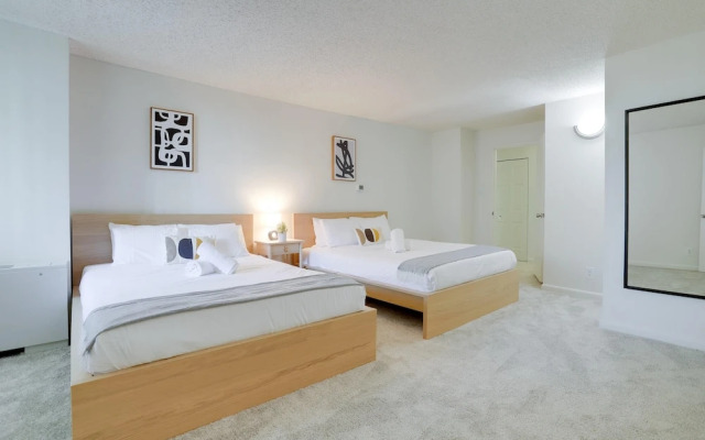 Charming Elegance Crystal City Apartment
