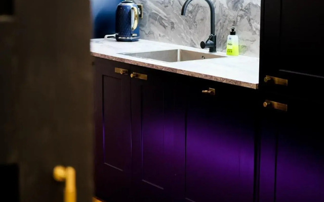 The Eden Warehouse - Pink Apartment (sleeps 4)