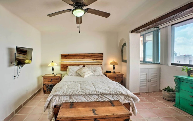 Updated Oceanside Townhome w/ Pool: Walk to Beach!