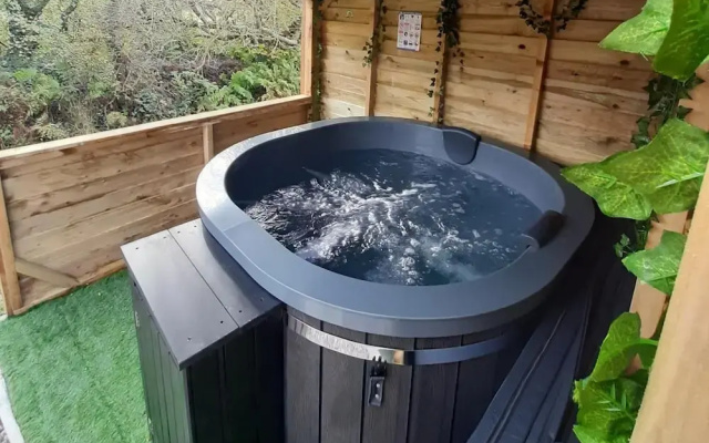Min yr Afon - Cabin - Sleeps 2 - Hot Tub - Parking