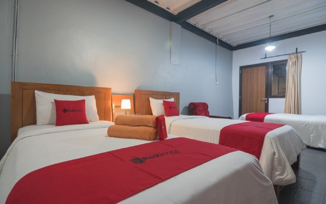RedDoorz @ Rumah Kiboku – Guest Rooms – Bandung