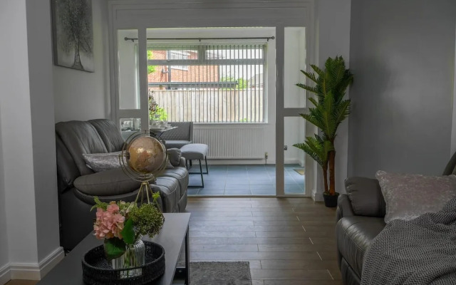 Stylish 4 Bed Apartment- Private Garden & Sleeps 8