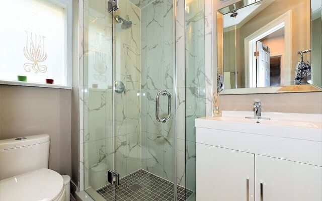 Lavish 4BR House with Ravine Backyard