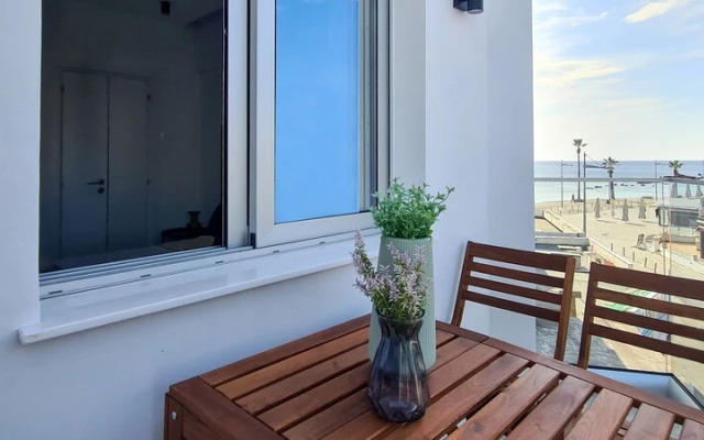 Phaedrus Living: Seaside Luxury Flat Lighthouse 69