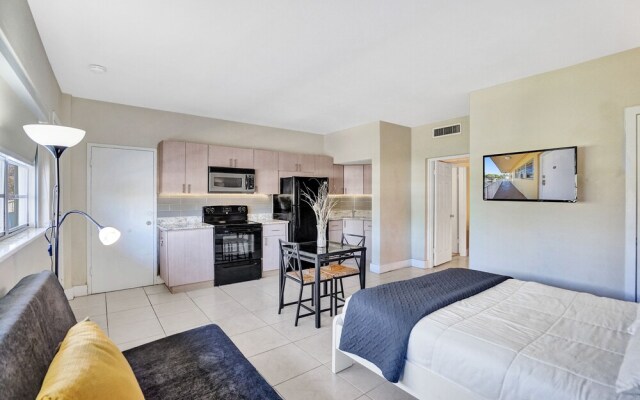 Gorgeous River-view Apartment Hallandale Beach :)