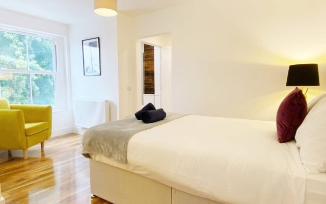 Spacious 2BR Bedford Apartment for 6