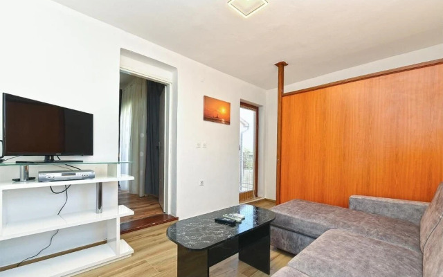 Stylish Family Retreat With Shared Pool