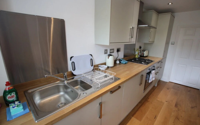 Charming Flat With Private Patio in Clifton