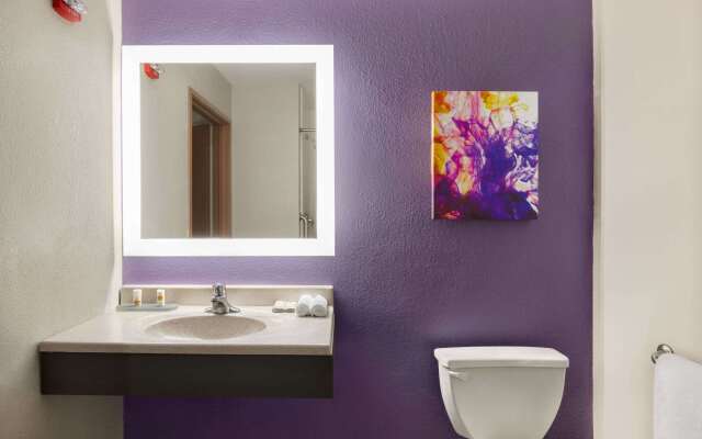 La Quinta Inn & Suites by Wyndham Lackawanna