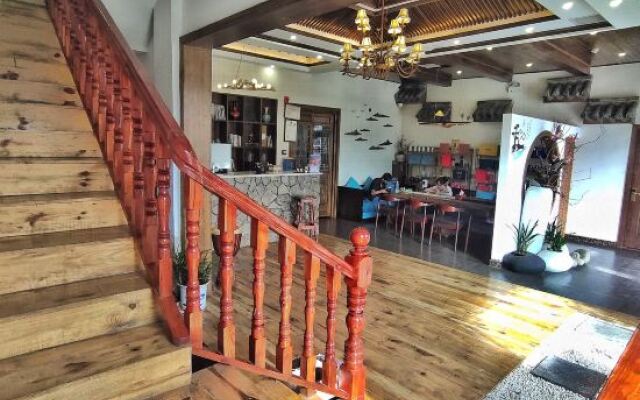 Fenghuang Qingwu river view homestay