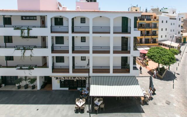 The Midpoint Apartment, Coastal Life Between the Two Beaches