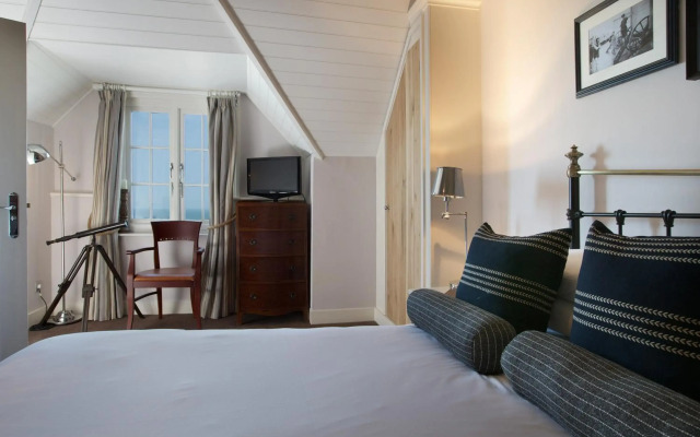 Marine Hotel